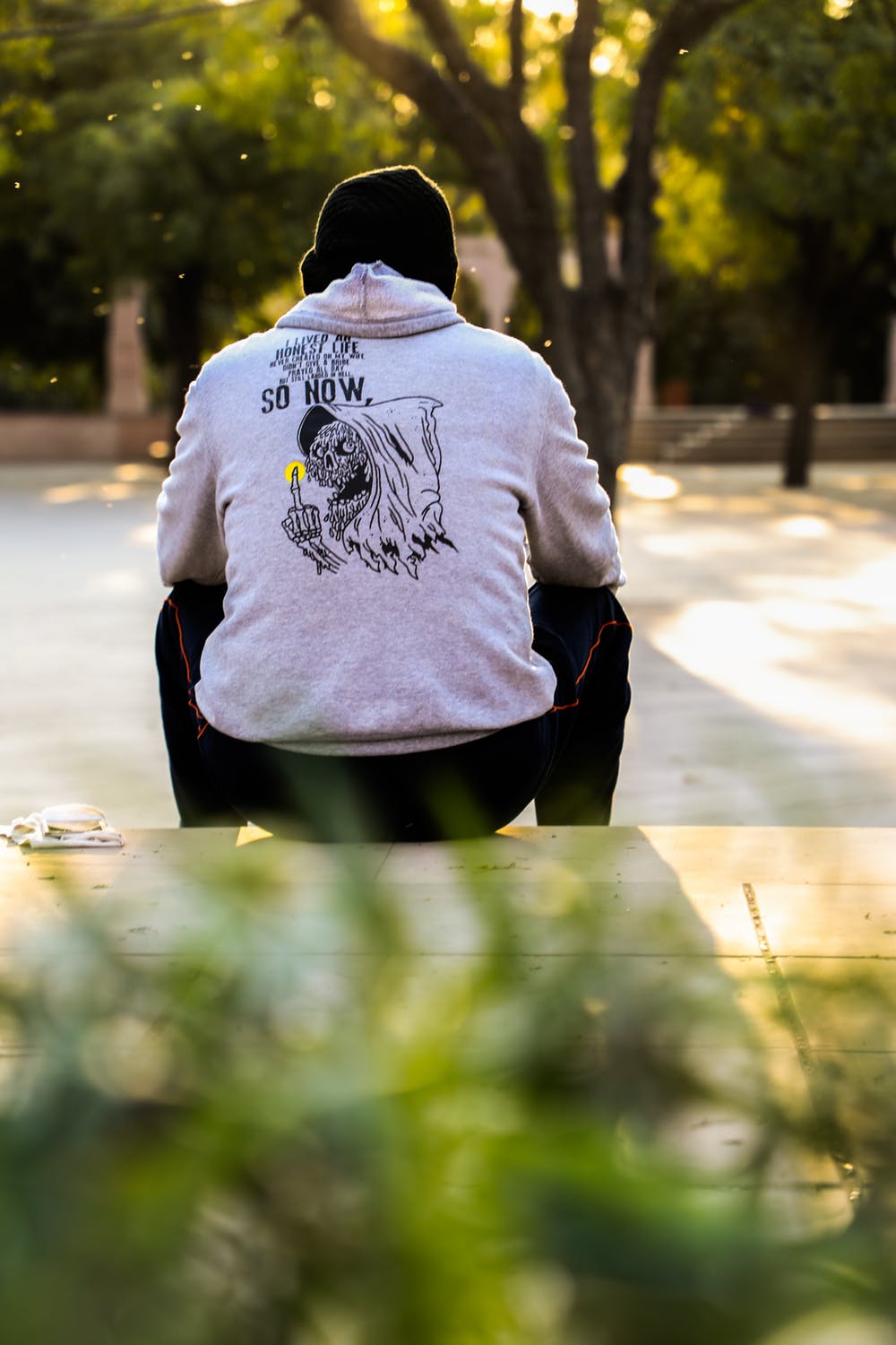 Hombre sentado en acera. | Foto: Pexels Hombre sentado en acera. | Foto: Pexels