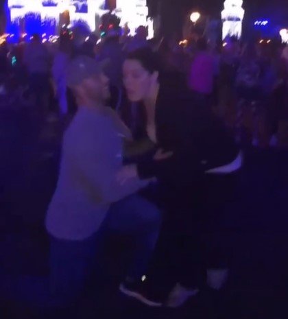 Lavery rennt vor ihrem Ehemann davon, während er ihr im Disneyland Streiche spielt. I Quelle: tiktok.com/@kelly_kirb