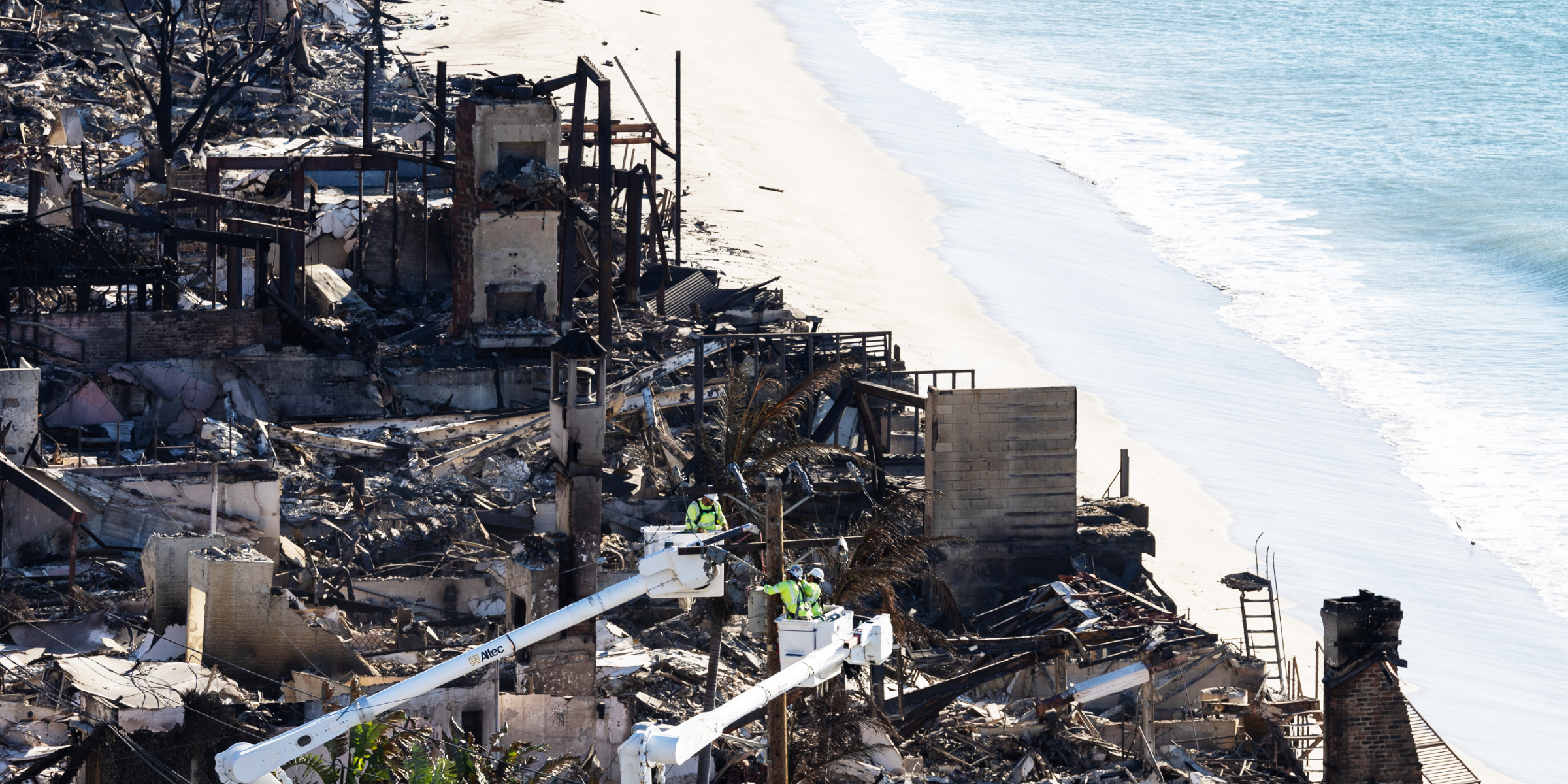 Technicians repair electric facilities in the wreckage | Source: Getty Images