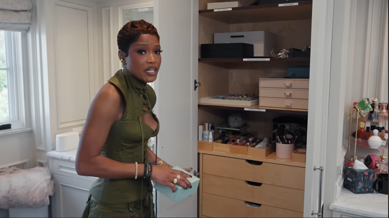 Showing off her pristine jewelry and accessory collection, Palmer playfully warns the cameras, "Don't try to rob me. You'll get got." | Source: YouTube/@Archdigest