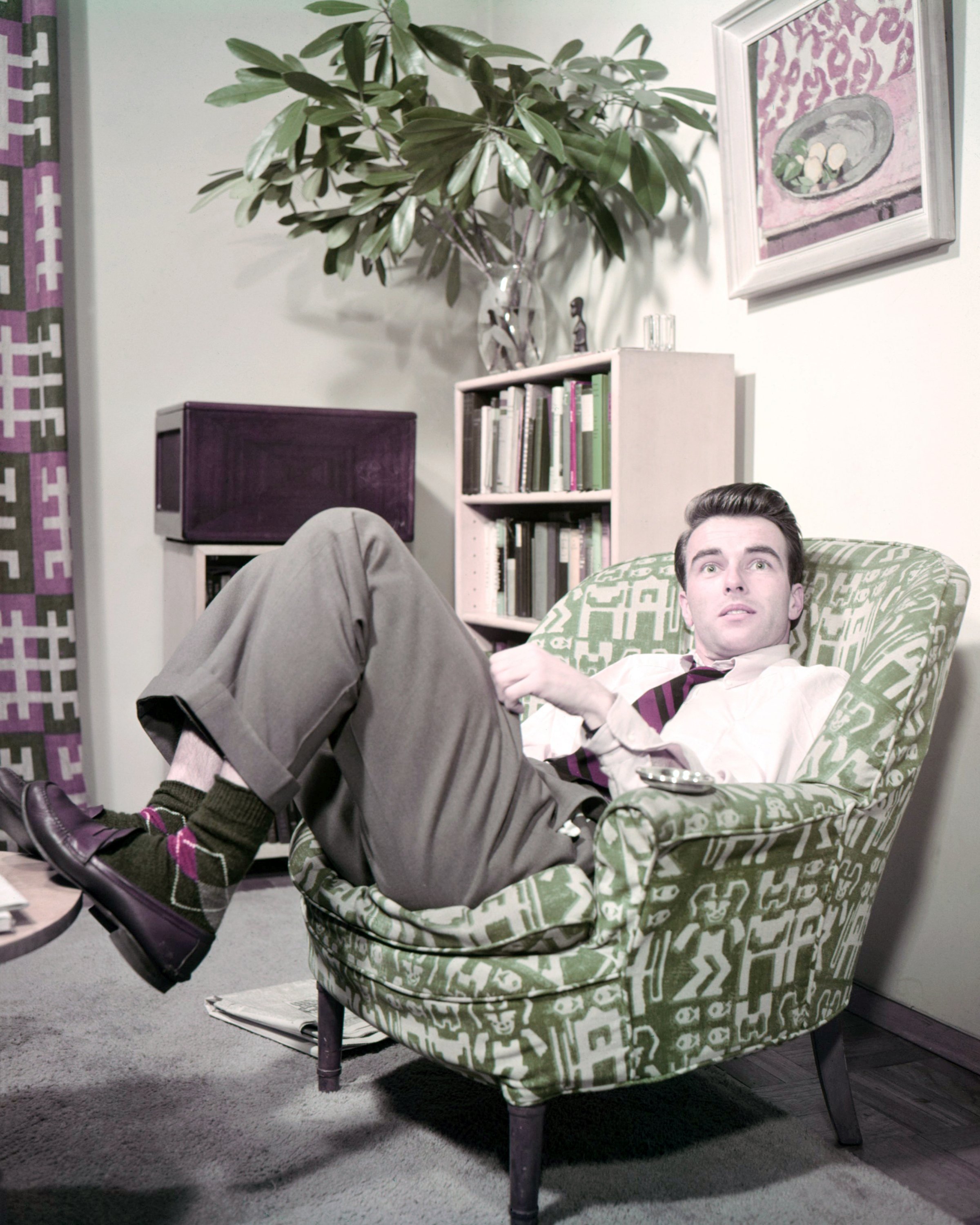 Montgomery Clift relaxing in an armchair with his feet up in 1950 | Photo: Silver Screen Collection/Getty Images