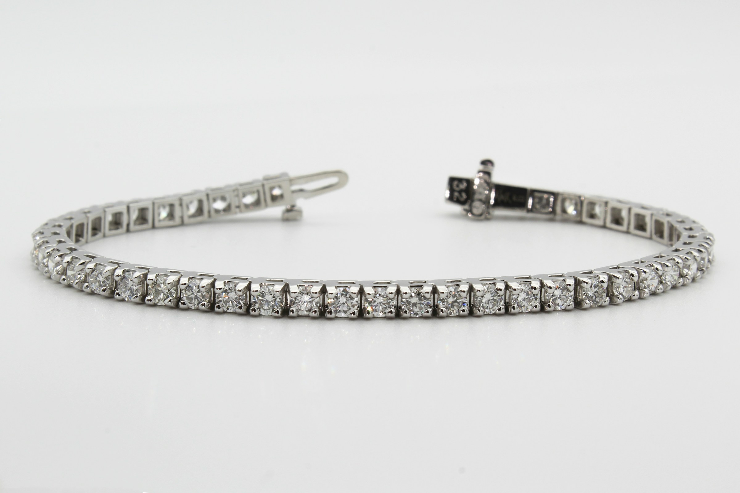 A gold and silver link bracelet | Source: Unsplash