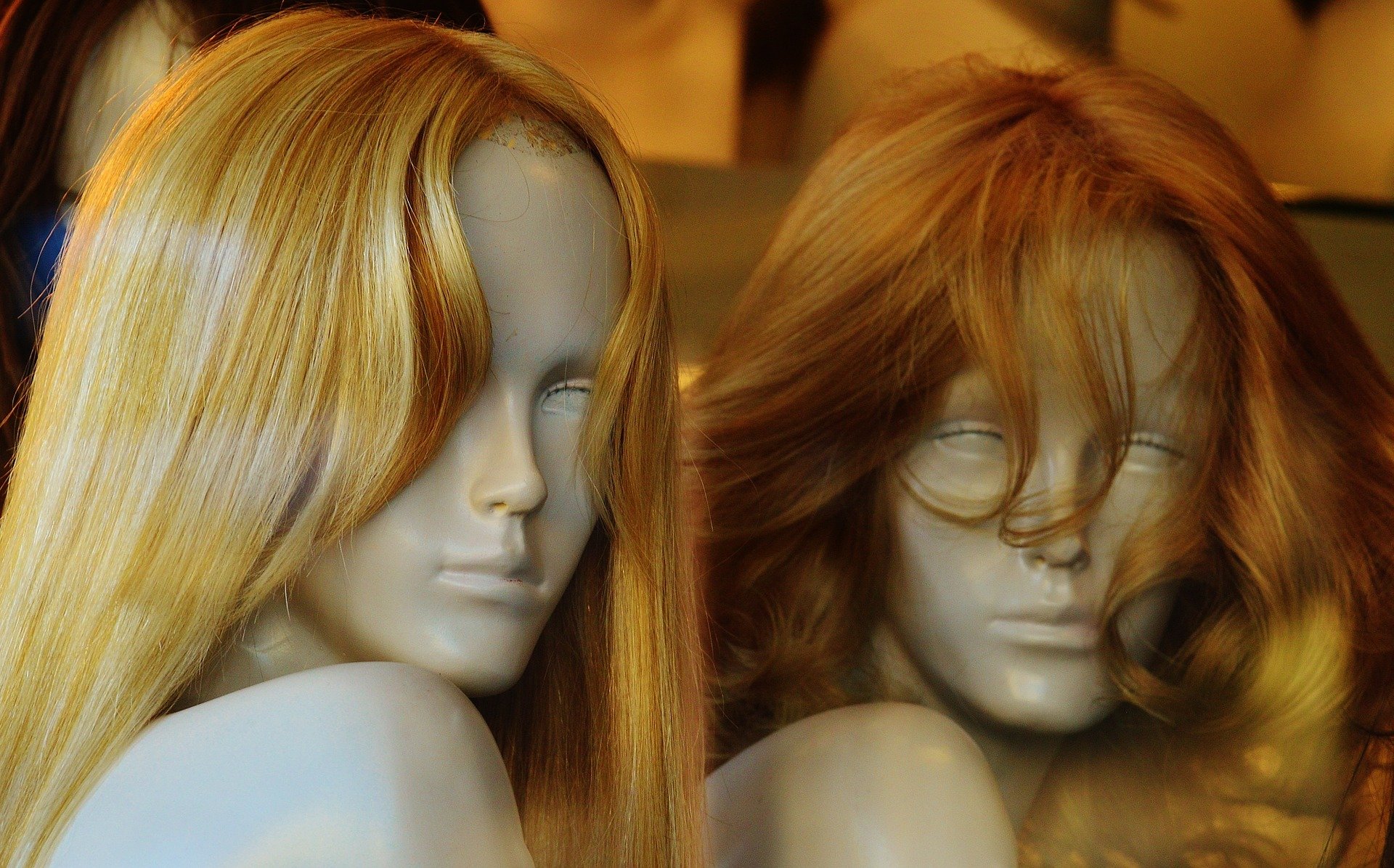 Blonde wigs on two mannequins. | Source: Pixabay