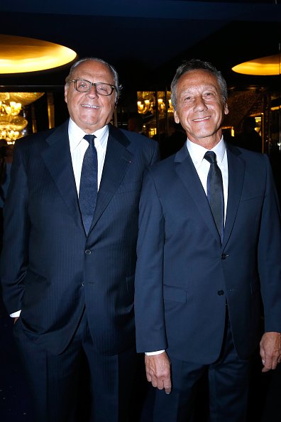 Le producteur Gerard Louvin et Daniel Lemoine assistent au `` Paris Merveilles '', Lido New Revue: Opening Gala le 8 avril 2015 à Paris, France. | Photo : Getty Images