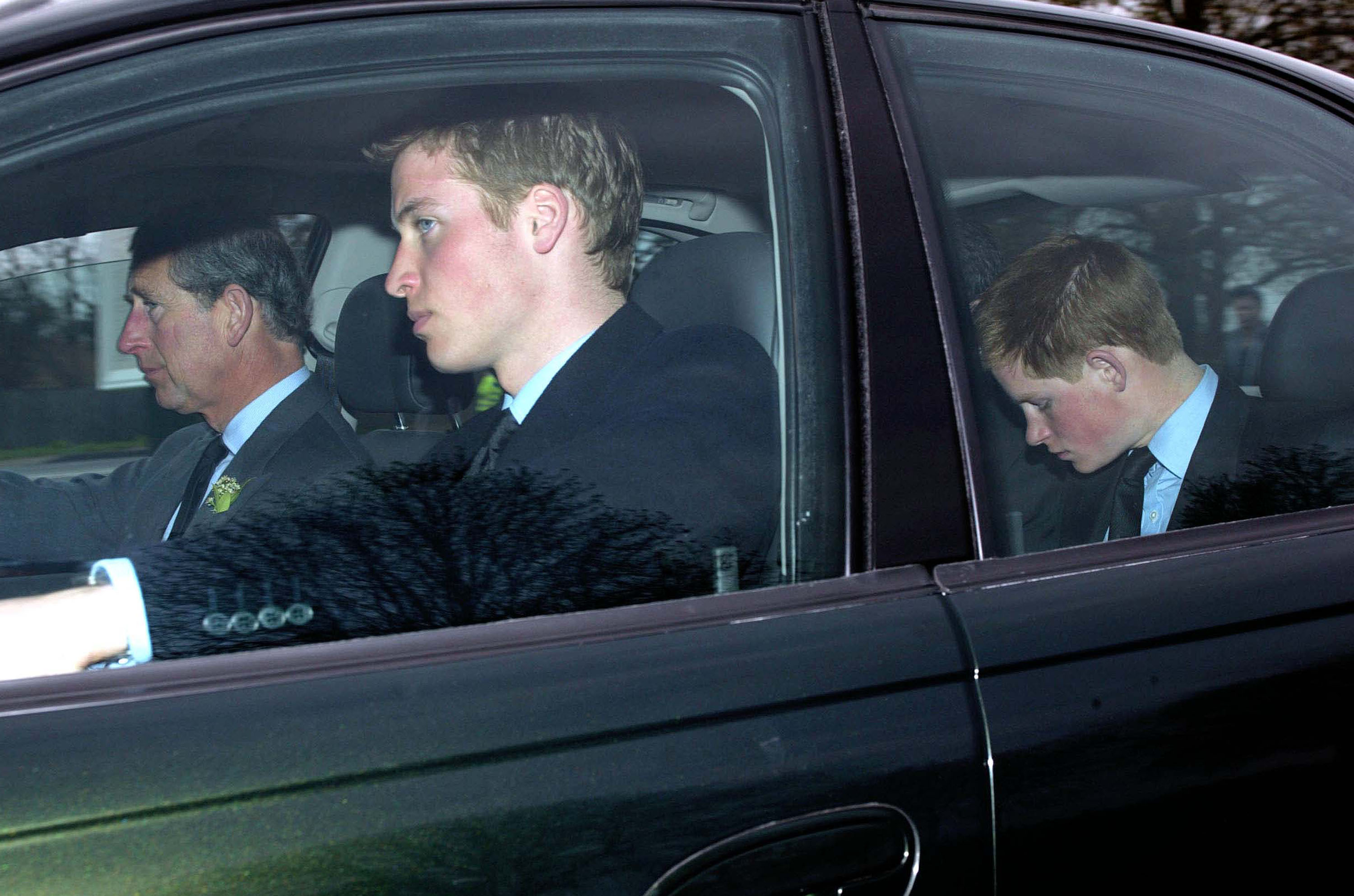 Der britische Prinz Charles (L) und seine Söhne, die Prinzen William (C) und Harry (R), verlassen die königliche Allerheiligenkapelle in Windsor am 31. März 2002 | Quelle: Getty Images