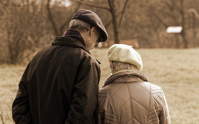 Elderly couple stands together in an outside area | Photo: Pixabay