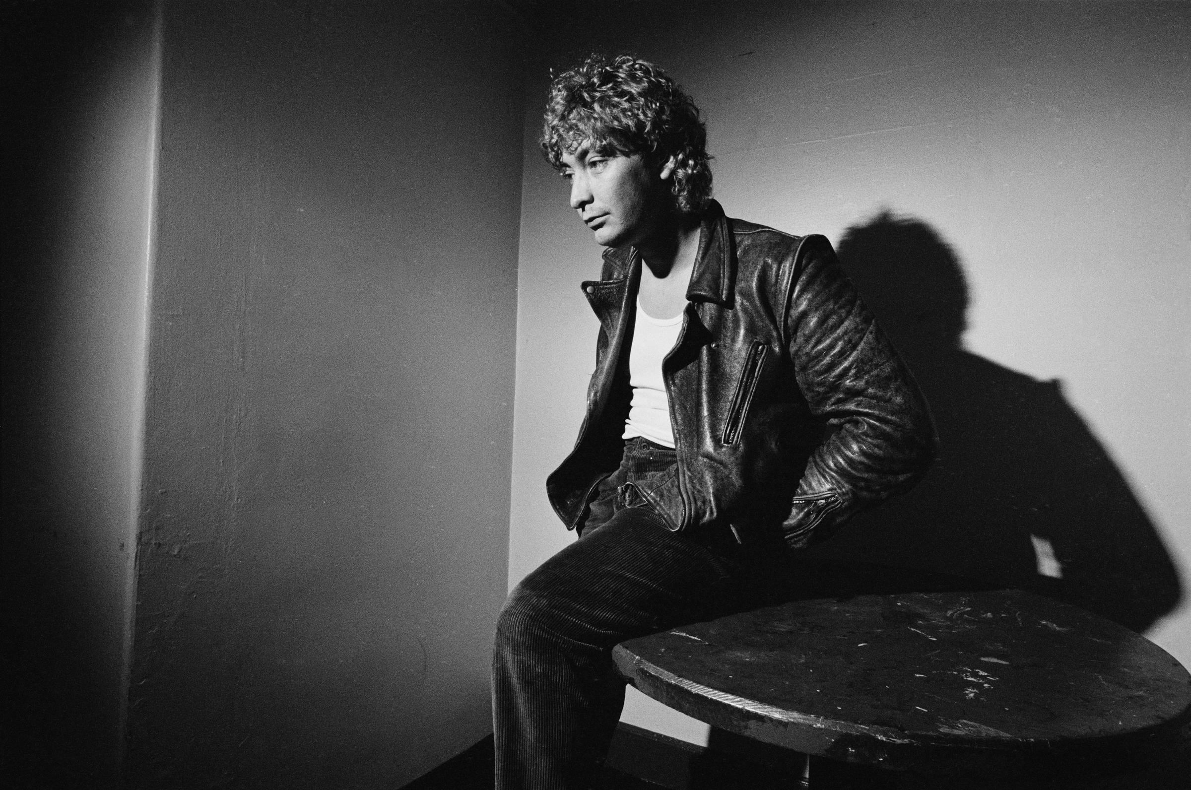 Chris Rea posed backstage at The Venue in London in March 1983. | Source: Getty Images