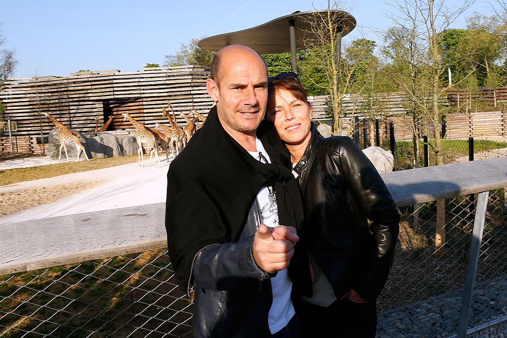 Le comédien Bernard Campan et sa femme le 9 avril 2014 au parc zoologique de Paris. l Source : Getty Images