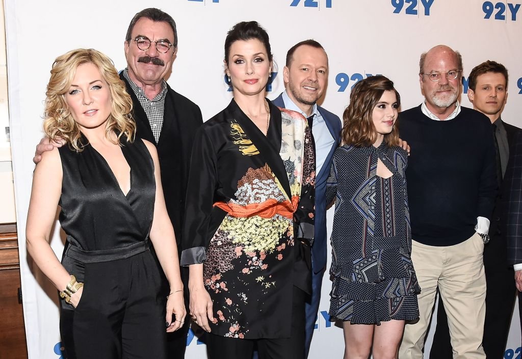 Amy Carlson, Tom Selleck, Bridget Moynahan, Donnie Wahlberg, Sami Gayle, Kevin Wade and Will Estes attend the Blue Bloods 150th episode celebration on March 27, 2017. | Photo: Getty Images