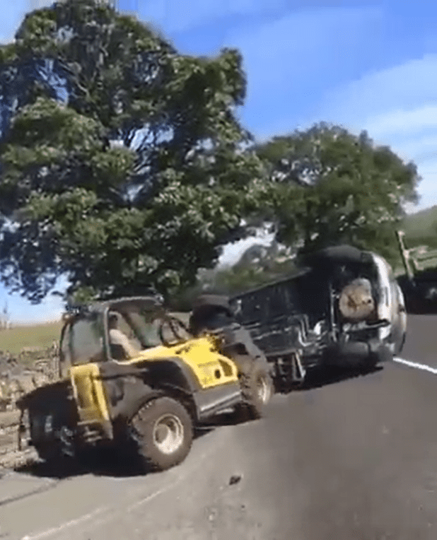 El granjero empuja el auto hacia la carretera. | Foto: Facebook/DashCamYorkshireUK