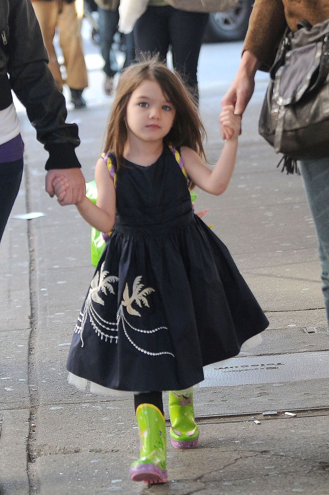 Suri Cruise es vista con Isabella Cruise y Katie Holmes en el centro de la ciudad el 22 de noviembre de 2009 en Nueva York. | Foto: Getty Images