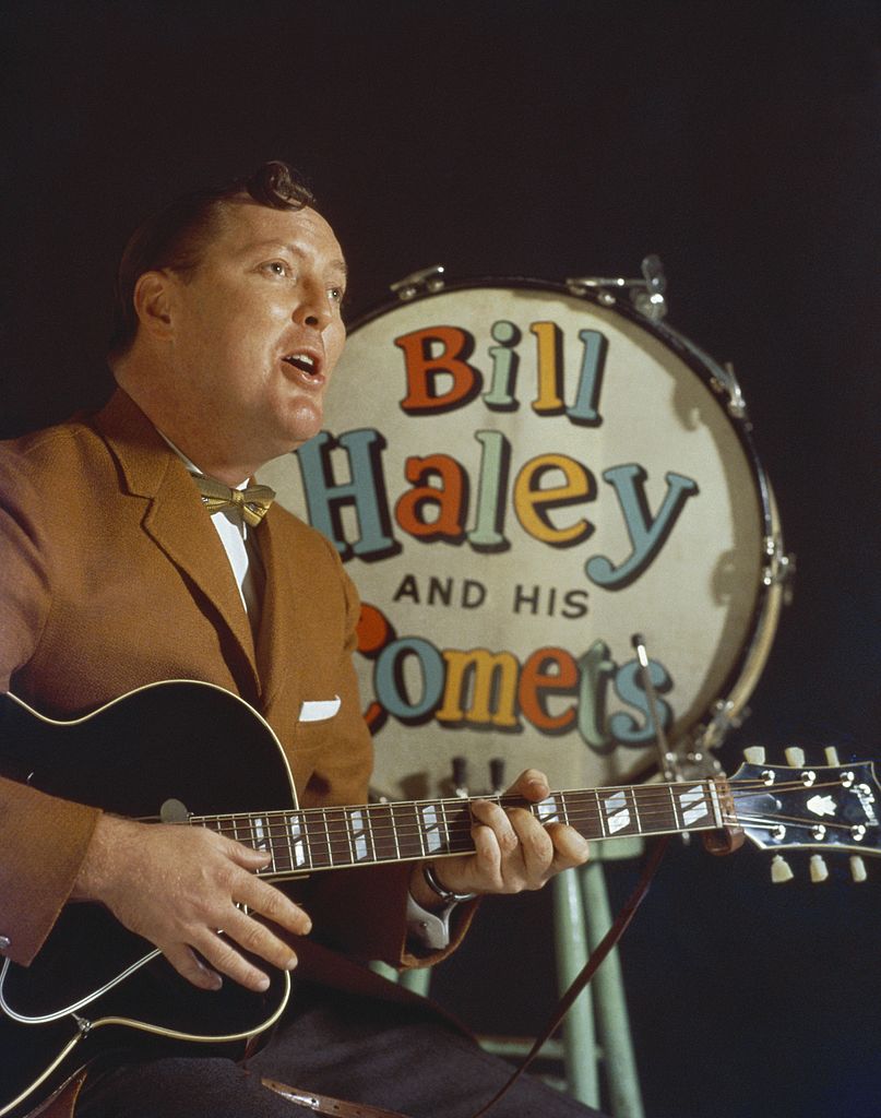 Bill Haley poses for a portrait in 1960. | Photo: Getty Images