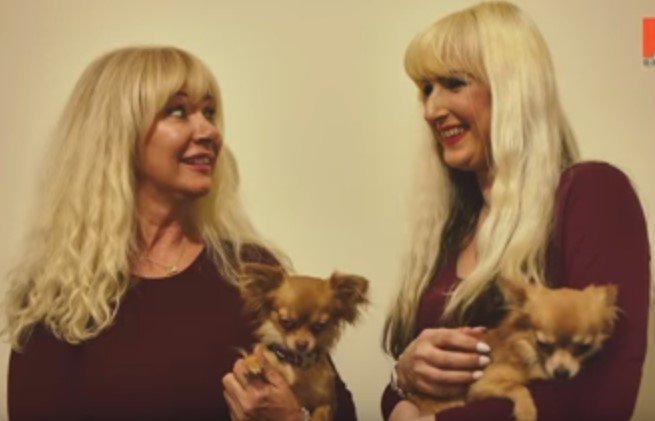 Janet Horrocks et sa fille Jane Cunliffe lors d'une interview accordée à Barcroft Tv | Photo: Youtube / Barcroft TV