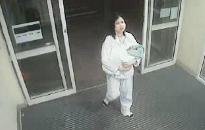 Le circuit fermé de l'hôpital a capturé la mère de Jessica arrivant à l'hôpital avec son nouveau-né. | Source : YouTube/A Current Affair