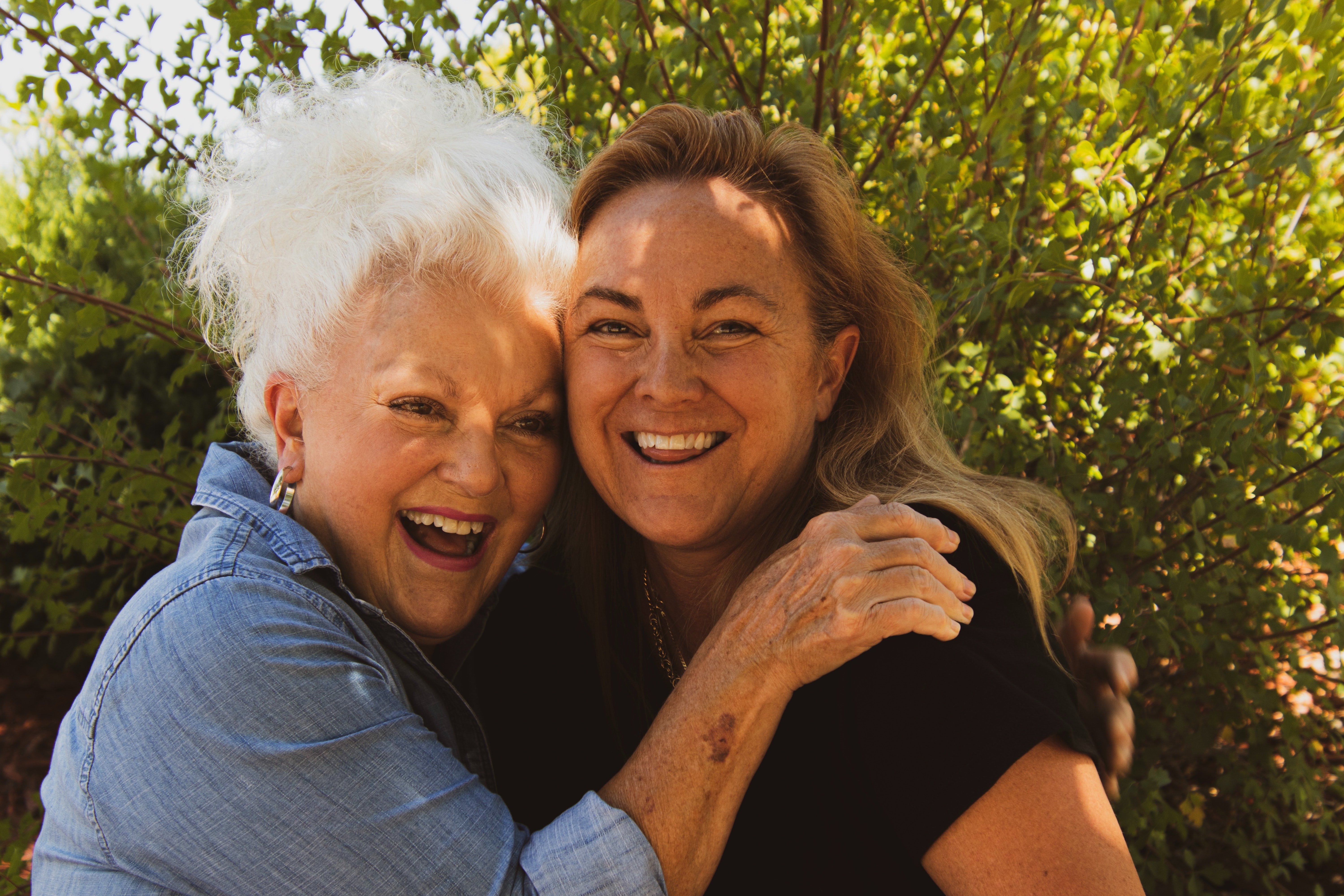 Deux personnes sourient devant l'objectif. | Photo : Shutterstock
