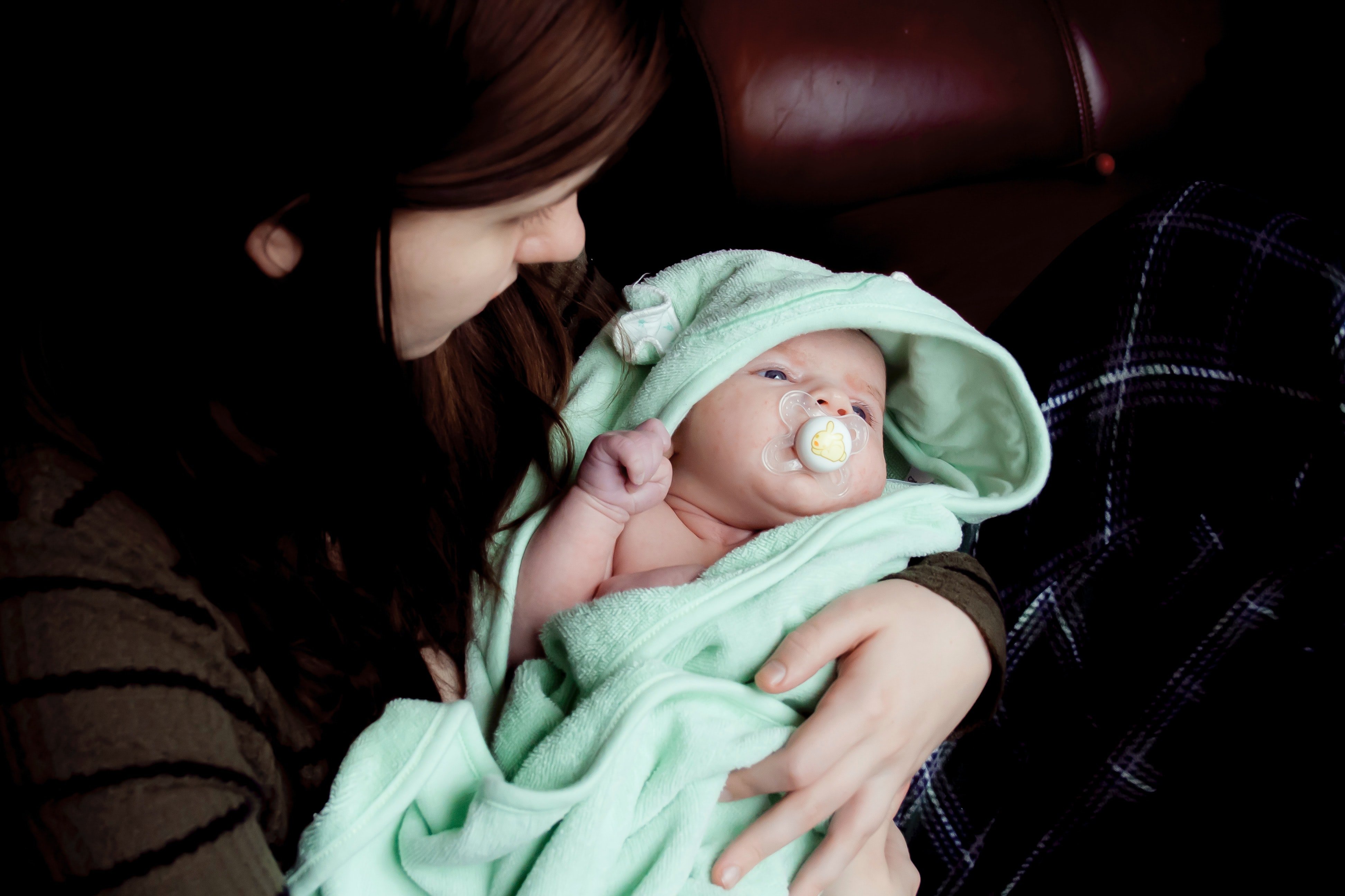 Une femme portant un bébé | Source : Unsplash