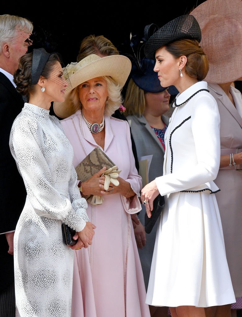 Camila intenta unirse a la conversación de la Reina Letizia y la Duquesa Kate en Windsor. Inglaterra | Foto: Getty Images Camila intenta unirse a la conversación de la Reina Letizia y la Duquesa Kate en Windsor. Inglaterra | Foto: Getty Images