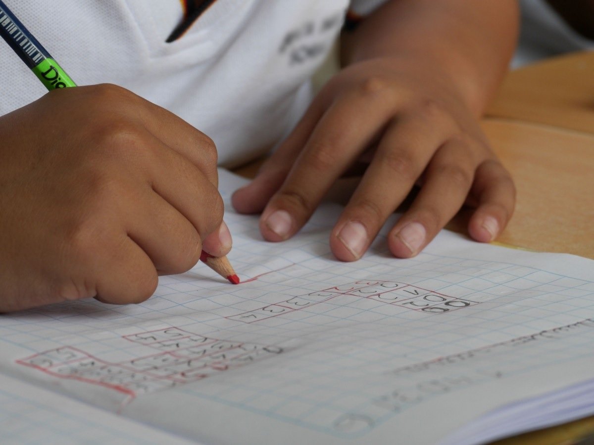 Niño escribiendo.| Imagen tomada de: Pxhere Niño escribiendo.| Imagen tomada de: Pxhere
