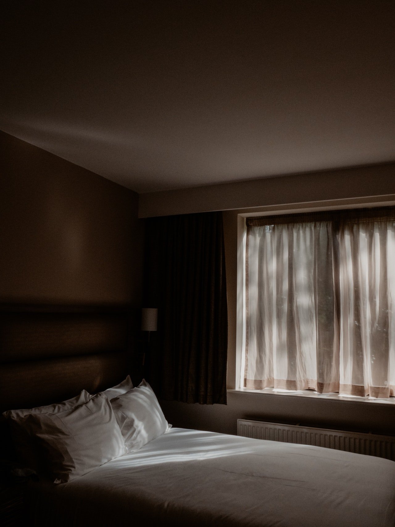 La cama vacía de un dormitorio. | Foto: Pexels