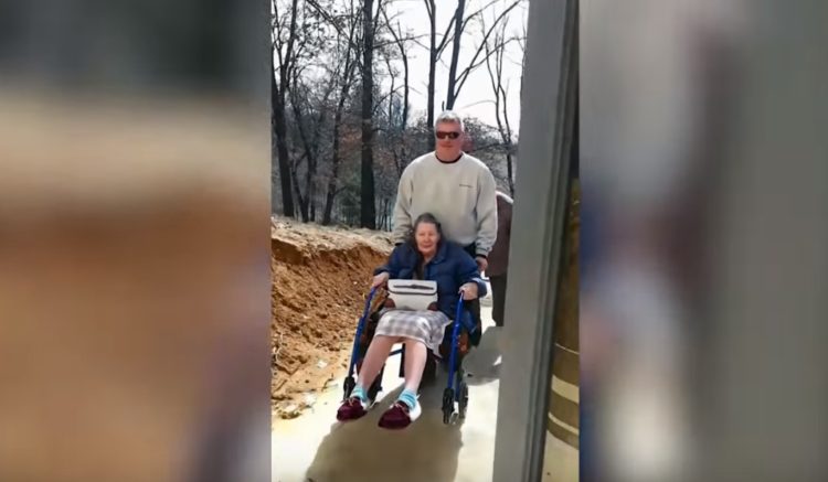 Schon and his mother entering the new home. | Image: YouTube/Caters Clips