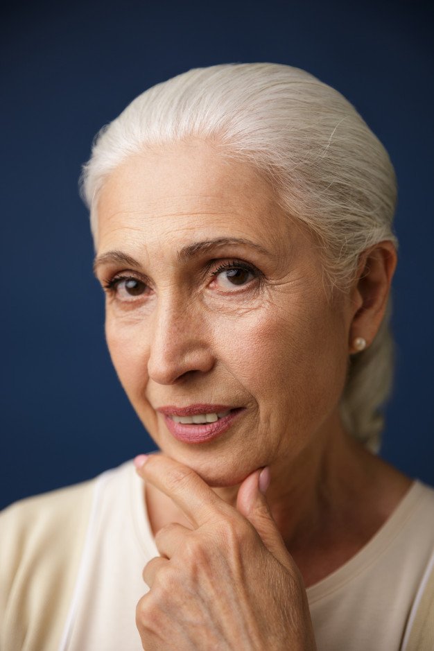 Mujer madura sonriendo. │Foto: Freepik Mujer madura sonriendo. │Foto: Freepik