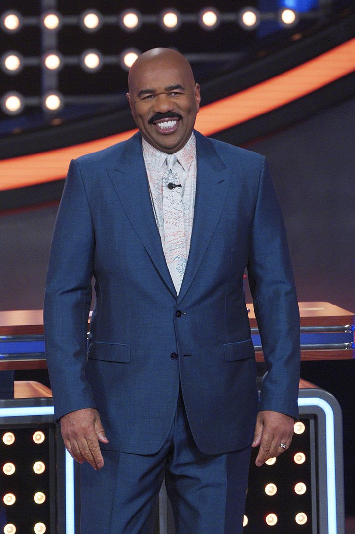 Steve Harvey hosting an episode of "Family Feud" in February 2020. I Image: Getty Images.