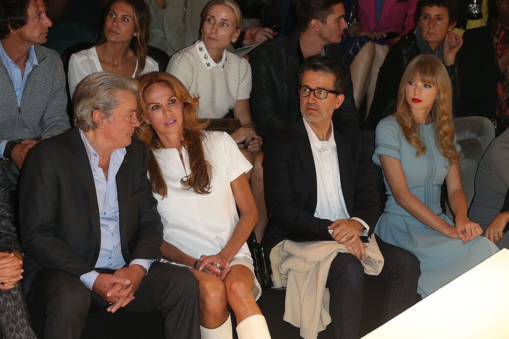 Alain Delon, Rosalie van Dreemen, invitée et Taylor Swift assistent au défilé Elie Saab printemps/été 2013 dans le cadre de la Semaine de la mode de Paris à l'Espace Ephemere Tuileries le 3 octobre 2012 à Paris, France. | Photo : Getty Images.