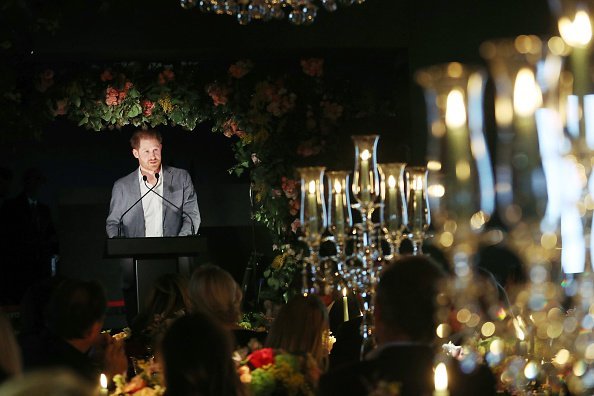 El príncipe Harry, duque de Sussex, pronuncia un discurso mientras Sentebale realizó un evento el 19 de enero de 2020, organizado por Mr & Mrs Caring en nombre de The Caring Foundation, para recaudar fondos para el trabajo vital de Sentebale en apoyo de los jóvenes afectados por el VIH en el sur de África, en Londres, Reino Unido. | Foto: Getty Images