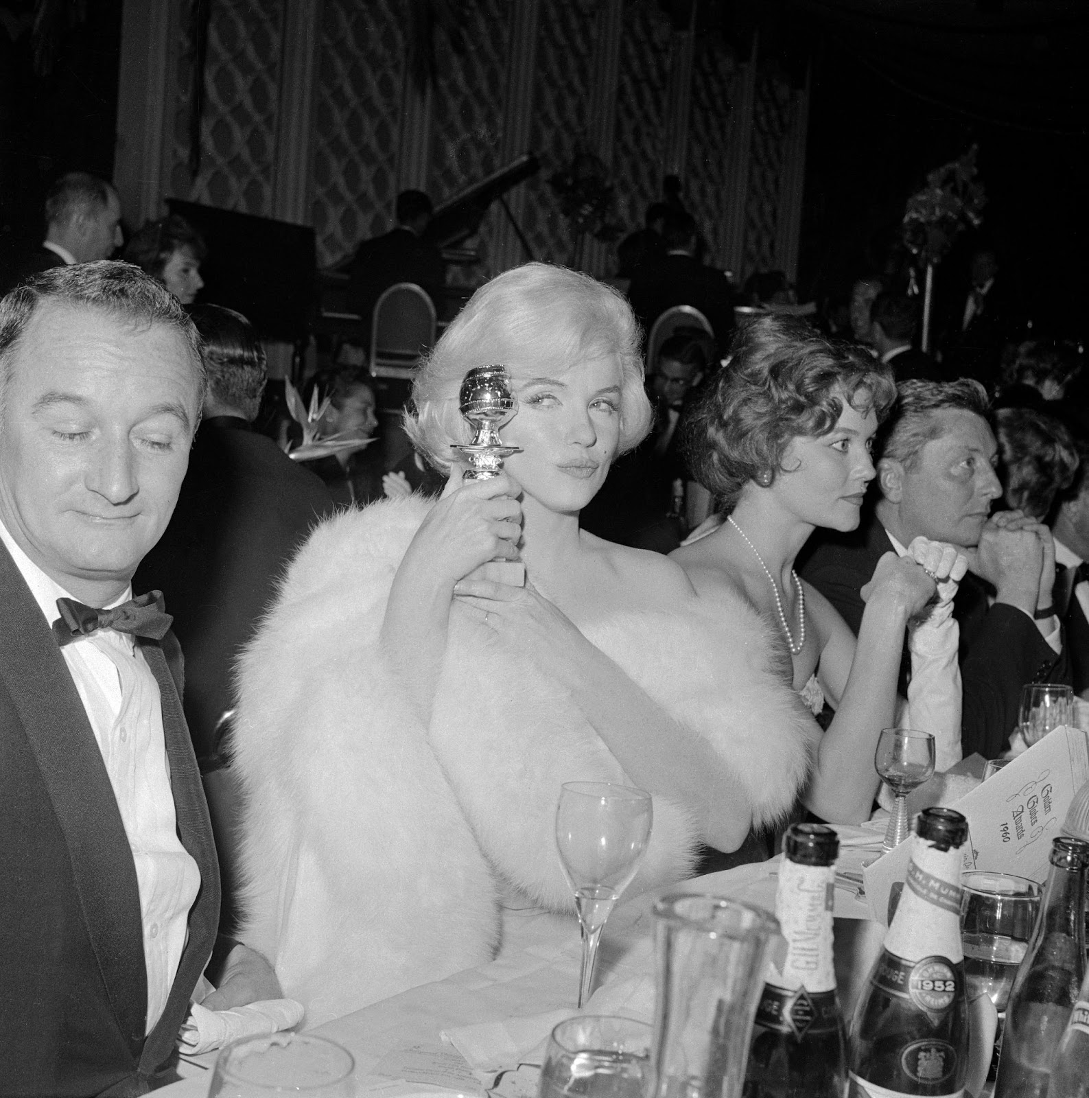 Marilyn Monroe photographed holding her Golden Globe Award circa 1960. | Source: Getty Images