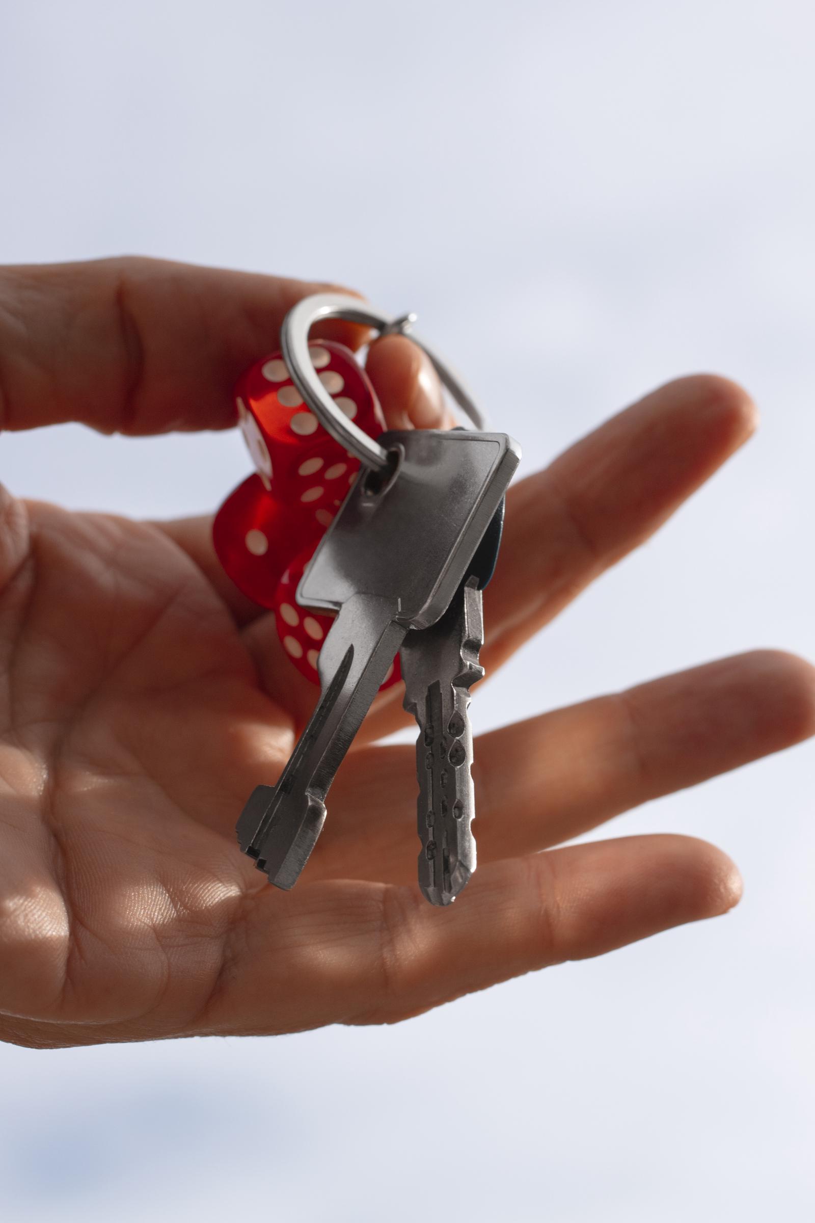 Woman holding keys | Source: Freepik