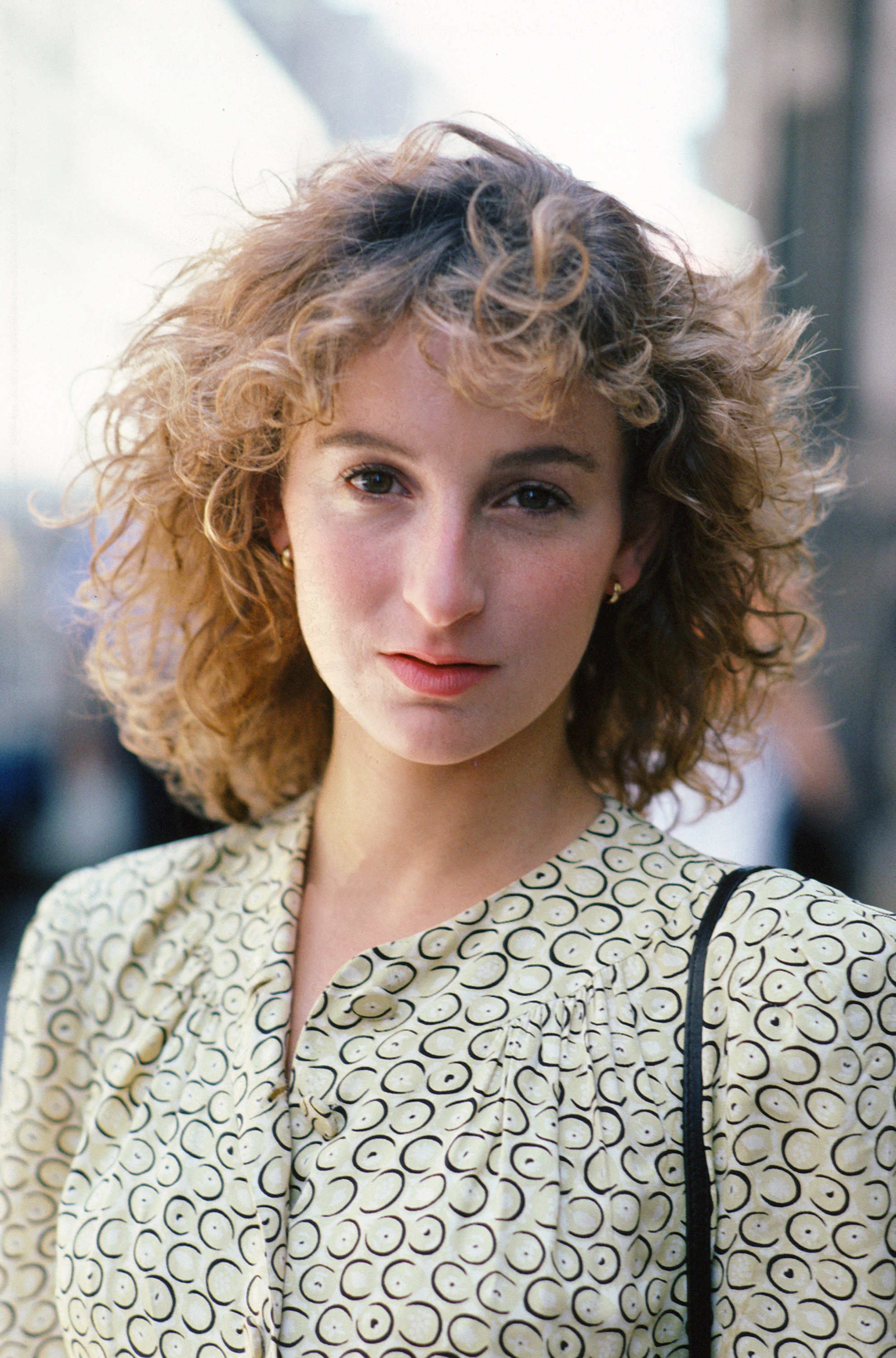 Jennifer Grey in the set of "The Equalizer," in 1986 | Source: Getty Images