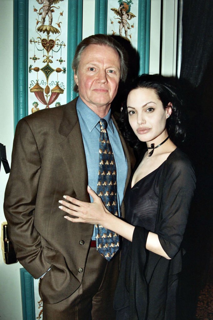 Jon Voight and Angelina Jolie at the 2000 NATO/Showest Convention | Photo: Getty Images