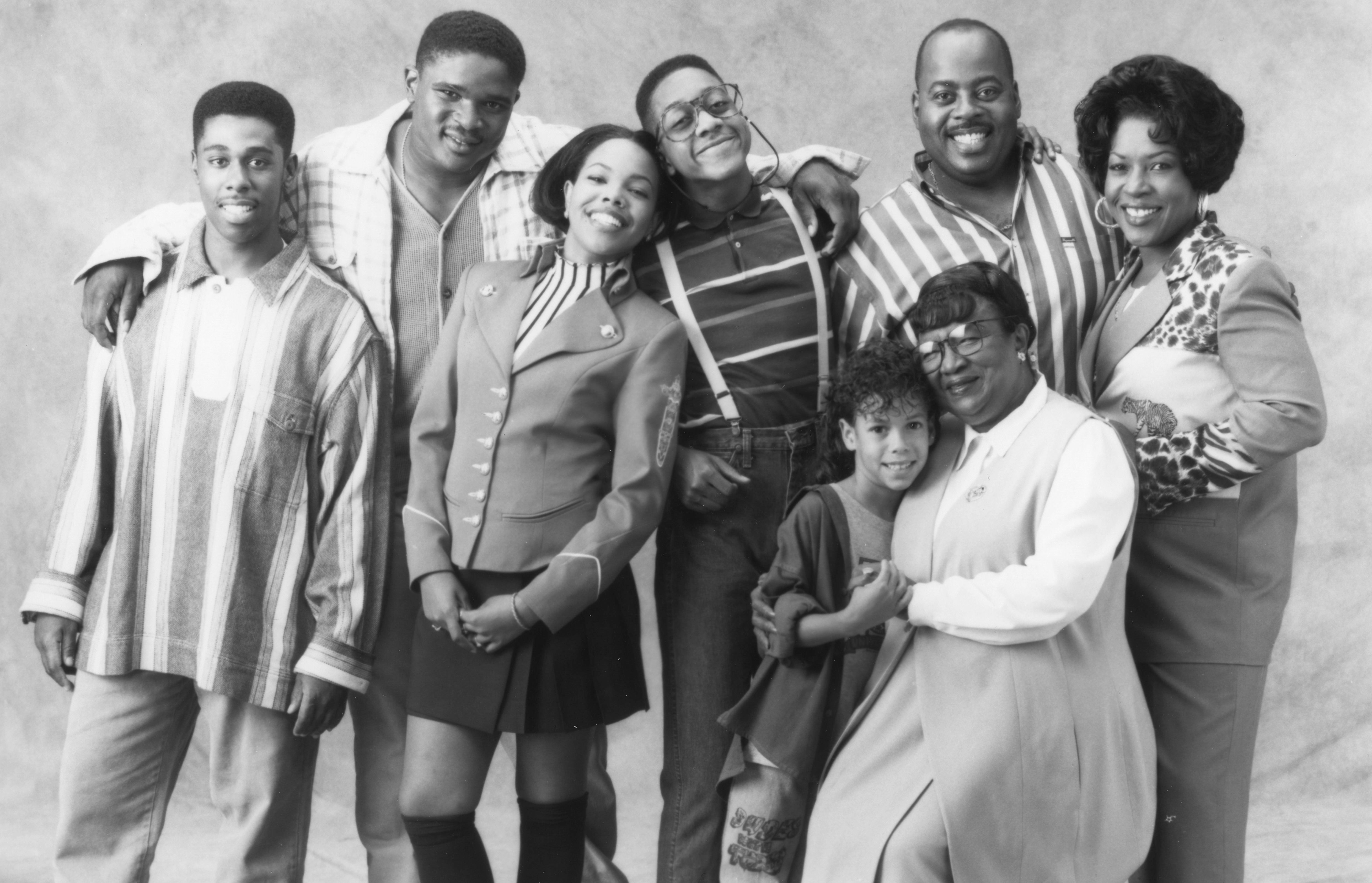 Cast of the 90's sitcom, "Family Matters" pose for a portrait on August 8, 1994 | Photo: Getty Images