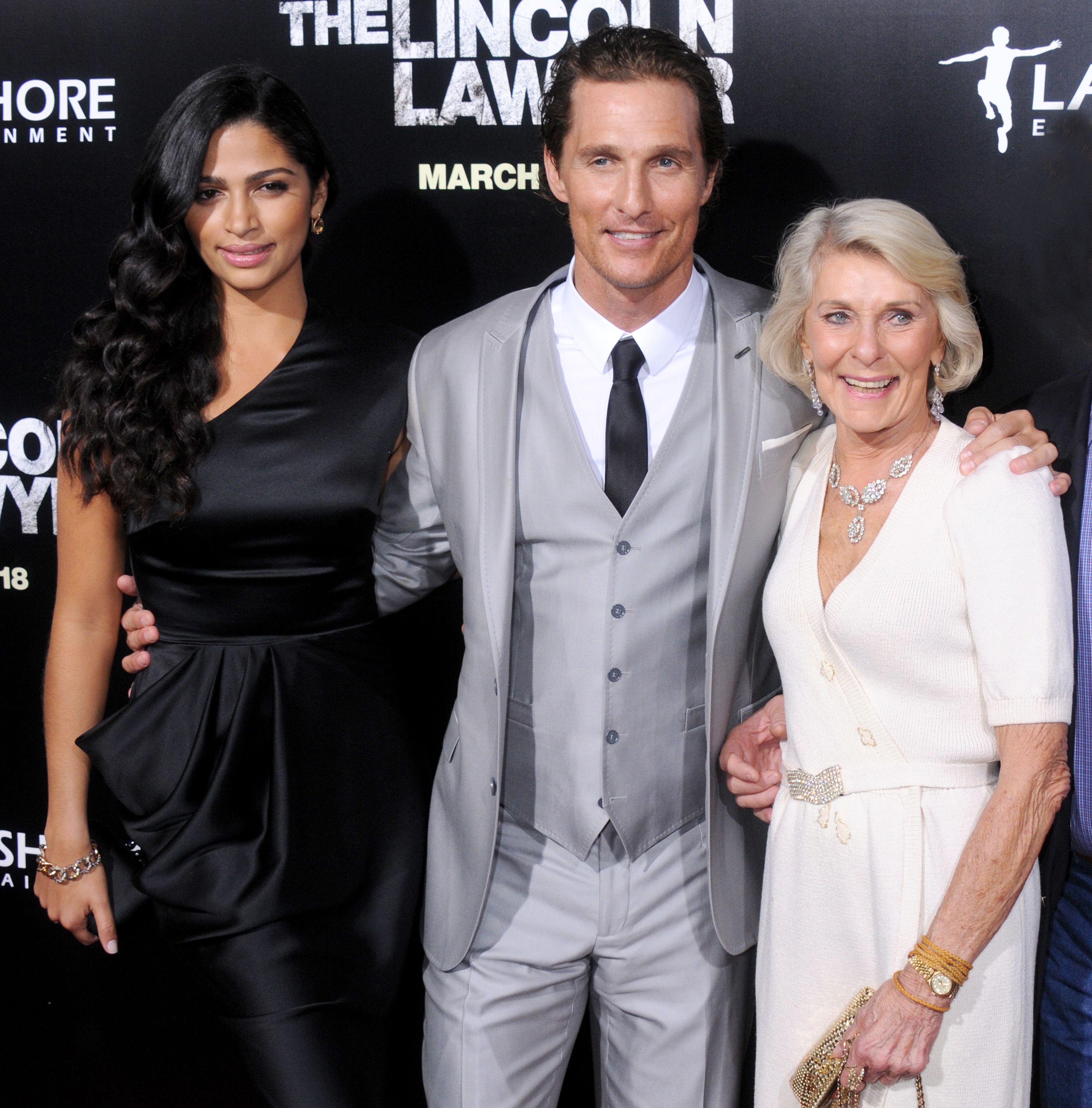 Camila Alves, Matthew McConaughey ve annesi Mary Kathleen McCabe, Los Angeles galasına geldiler. "Lincoln Avukatı" 10 Mart 2011'de Hollywood, California'da ArcLight Hollywood'da |  Kaynak: Getty Images 