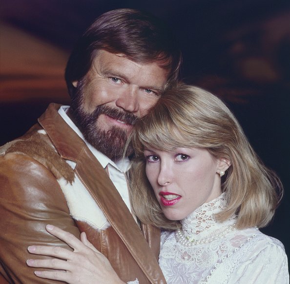 Glenn Campbell and Kim pose for a portrait in Tucson, Arizona, circa 1993. | Photo: Getty Images