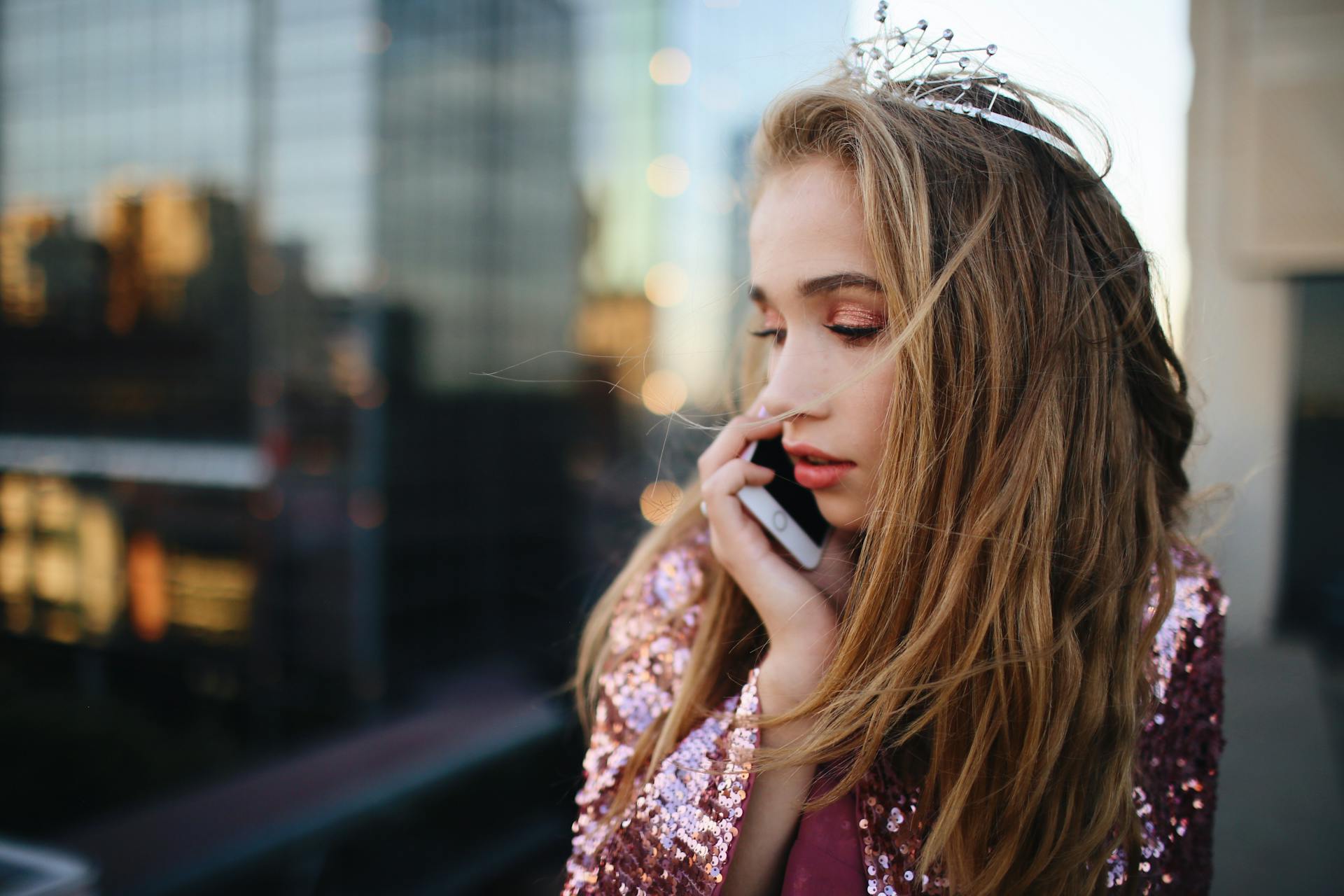 A woman talking on the phone | Source: Pexels