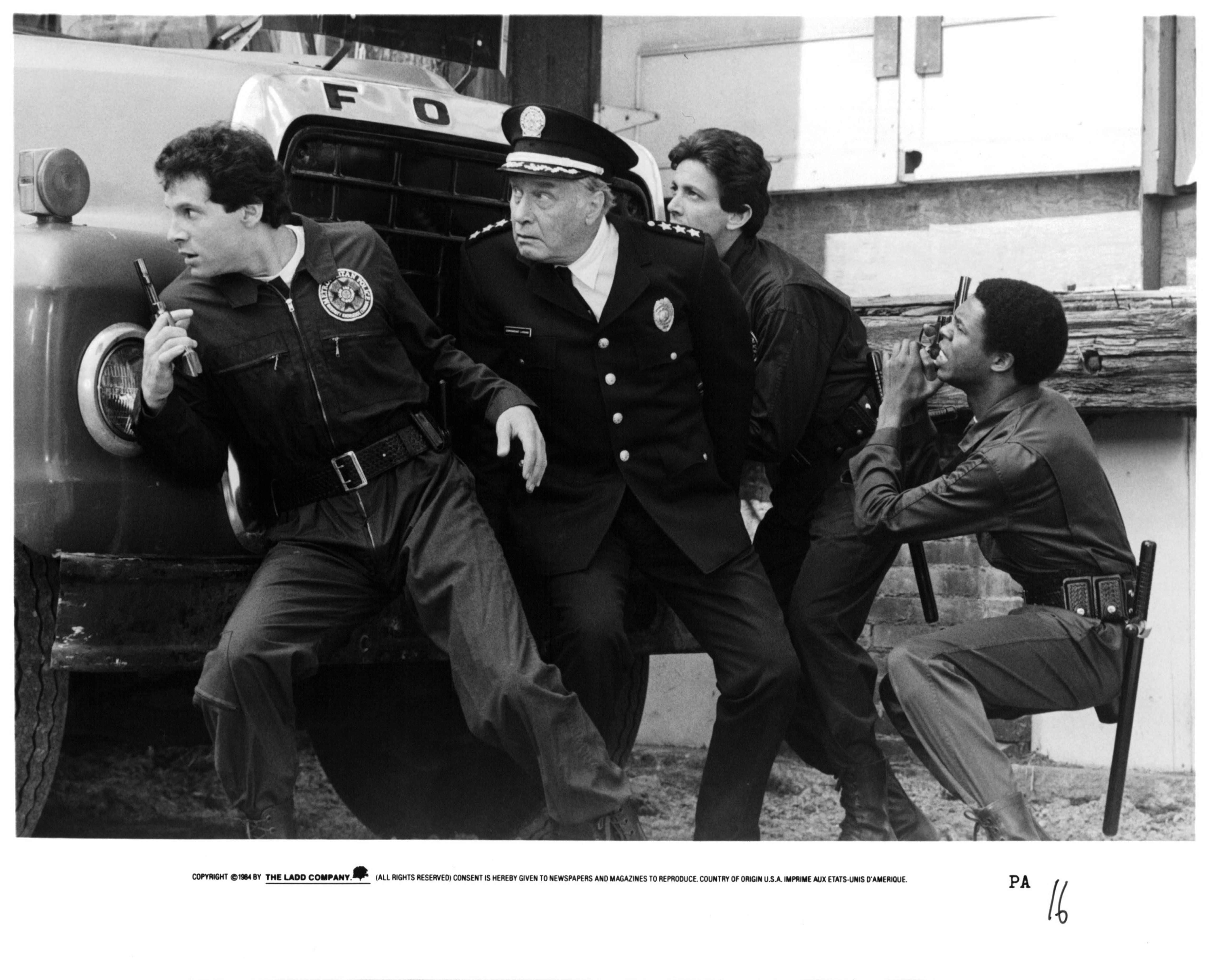 Steve Guttenberg, George Gaynes, Andrew Rubin y Michael Winslow persiguen a un criminal en una escena de la película 'Police Academy', 1984. | Foto: Warner Brothers / Getty Images