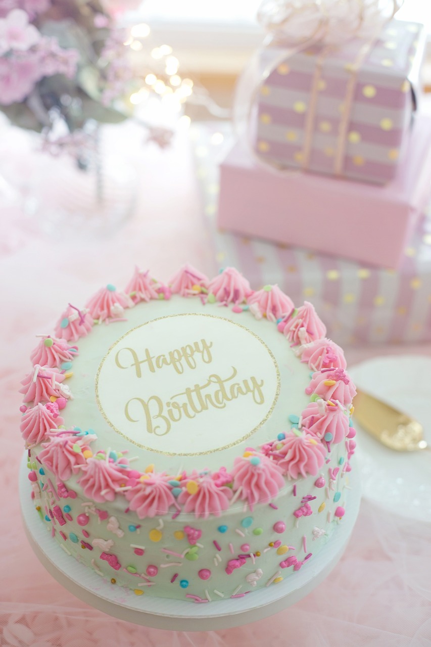 A pink birthday cake | Source: Pixabay