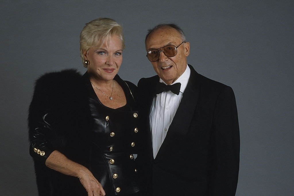 Line Renaud et Loulou Gasté, photo prise en studio à l'occasion de la remise des 7 D'OR au LIDO à PARIS, en 1987. | Photo : Getty Images