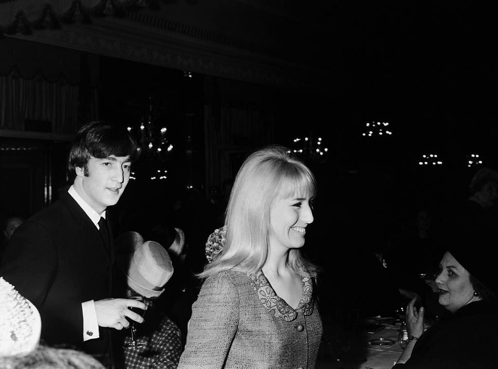 John et Cynthia Lennon le 23 avril 1964 à Londres. l Source : Getty Images John et Cynthia Lennon le 23 avril 1964 à Londres. l Source : Getty Images