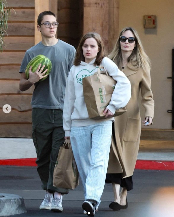 Knox Jolie-Pitt with Vivienne and Angelina Jolie during a shopping outing at Lazy Acres on January 15, 2025 | Source: Instagram/pagesix