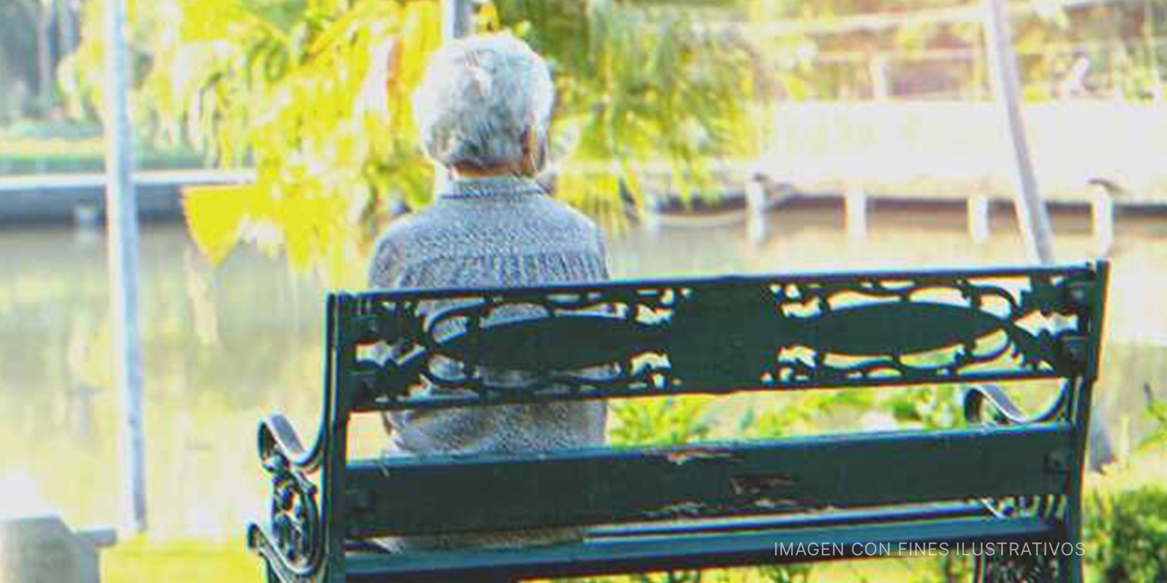 Anciana sentada en un banco. | Foto: Shutterstock