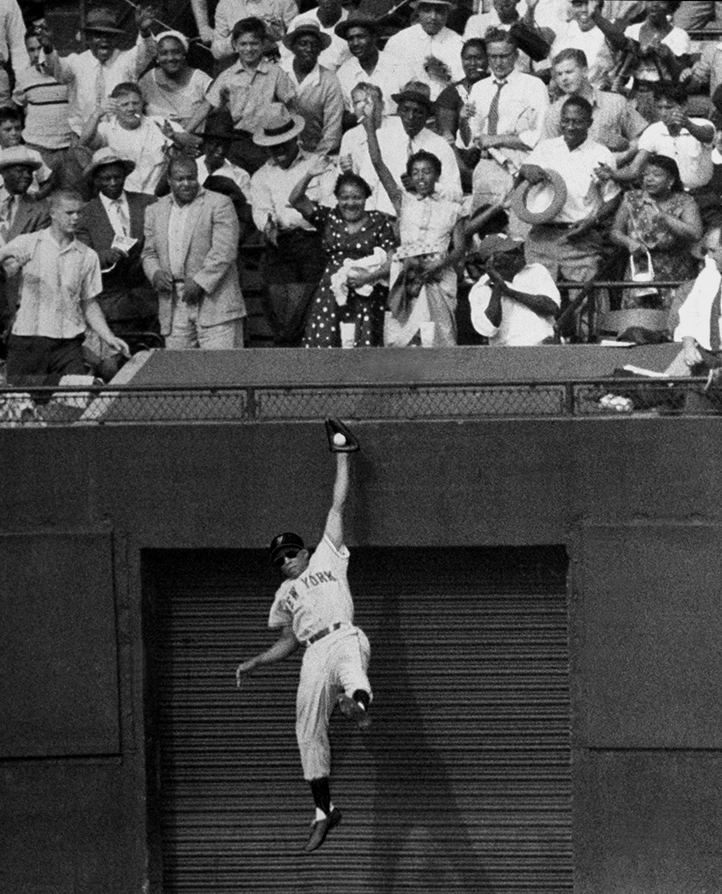 Willie Mays' famous one-hand catch in the 1954 World Series. | Source: Getty Images