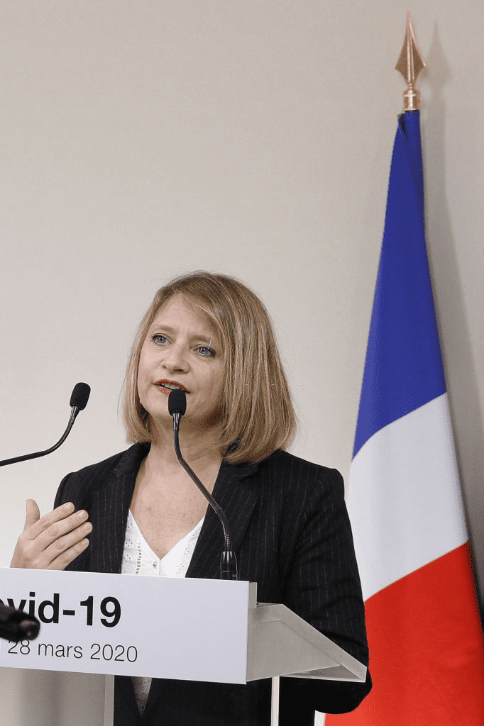 Professeure associée au service des maladies infectieuses et tropicales de l'hôpital Saint-Antoine (AP-HP), Paris France, Karine Lacombe s'exprime lors d'une conférence de presse avec le Premier ministre Français à Paris, le 28 mars 2020. | Photo : Getty Images Professeure associée au service des maladies infectieuses et tropicales de l'hôpital Saint-Antoine (AP-HP), Paris France, Karine Lacombe s'exprime lors d'une conférence de presse avec le Premier ministre Français à Paris, le 28 mars 2020. | Photo : Getty Images