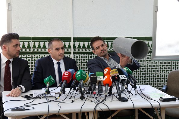 Equipo de abogados del propietario de la finca donde murió Julen en conferencia de prensa. | Imagen: Getty Images Equipo de abogados del propietario de la finca donde murió Julen en conferencia de prensa. | Imagen: Getty Images