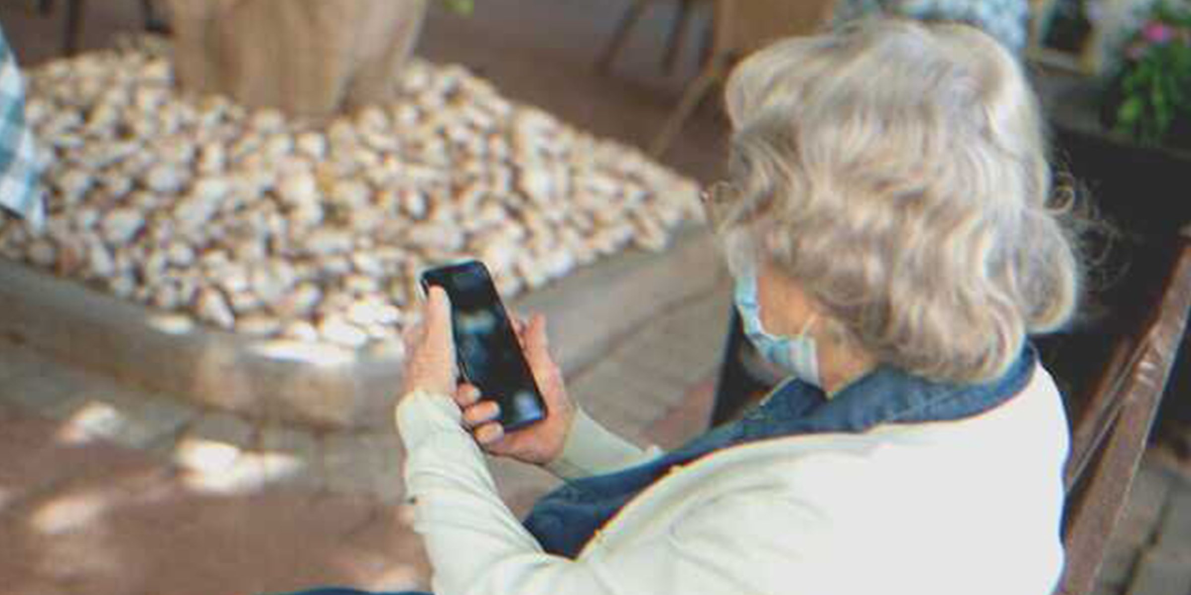 Una mujer mayor con un celular | Foto: Shutterstock