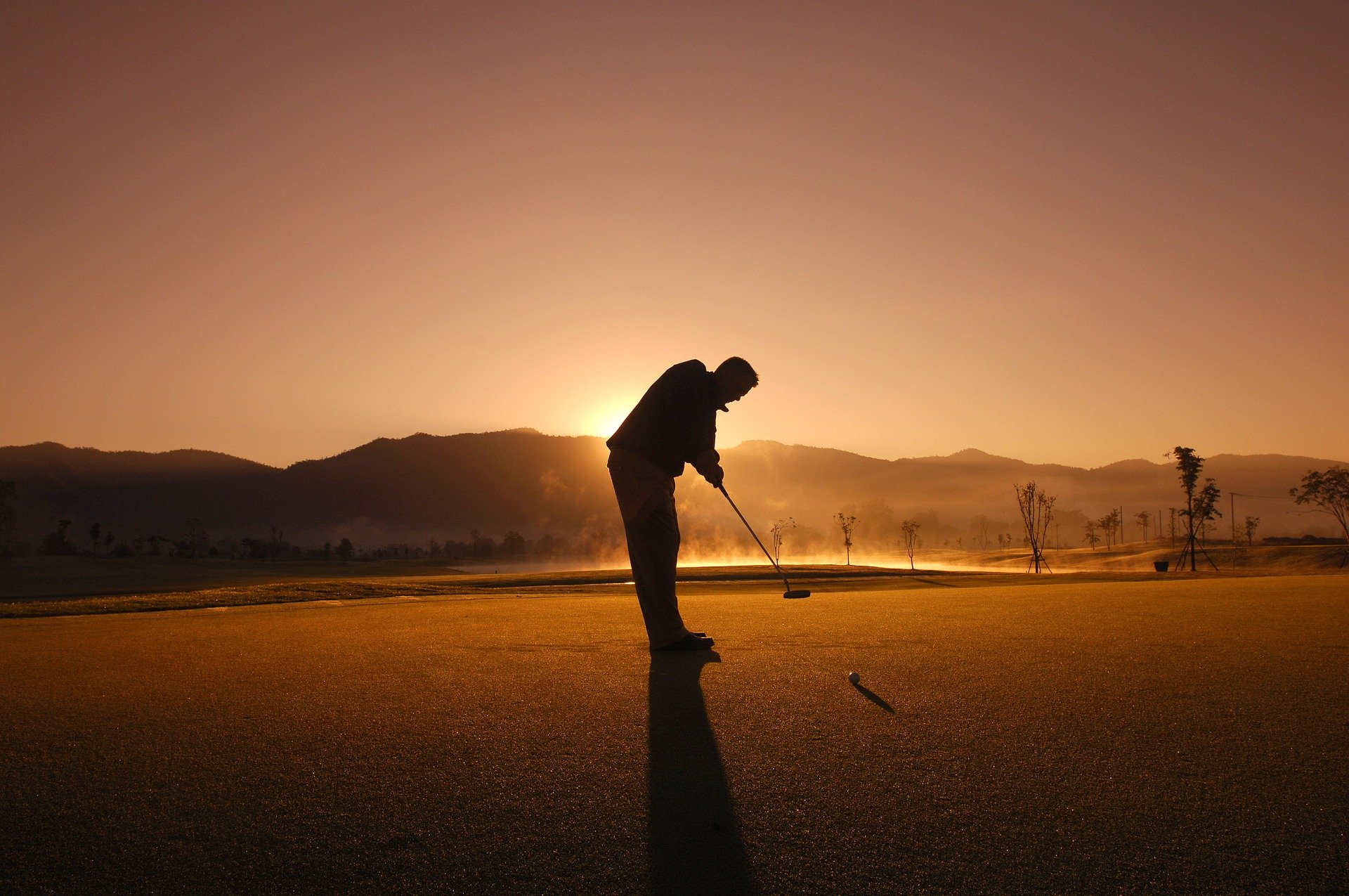 A man playing golf at sunset. | Source: Pixabay/tourmandarin.
