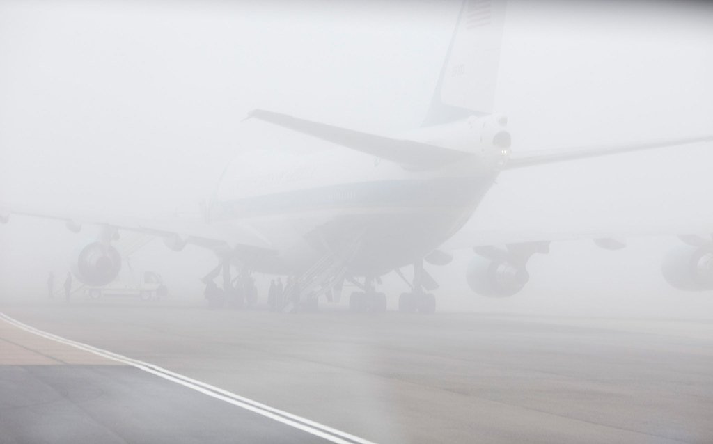 Avión sobre una pista con mucha neblina. | Foto: Flickr Avión sobre una pista con mucha neblina. | Foto: Flickr