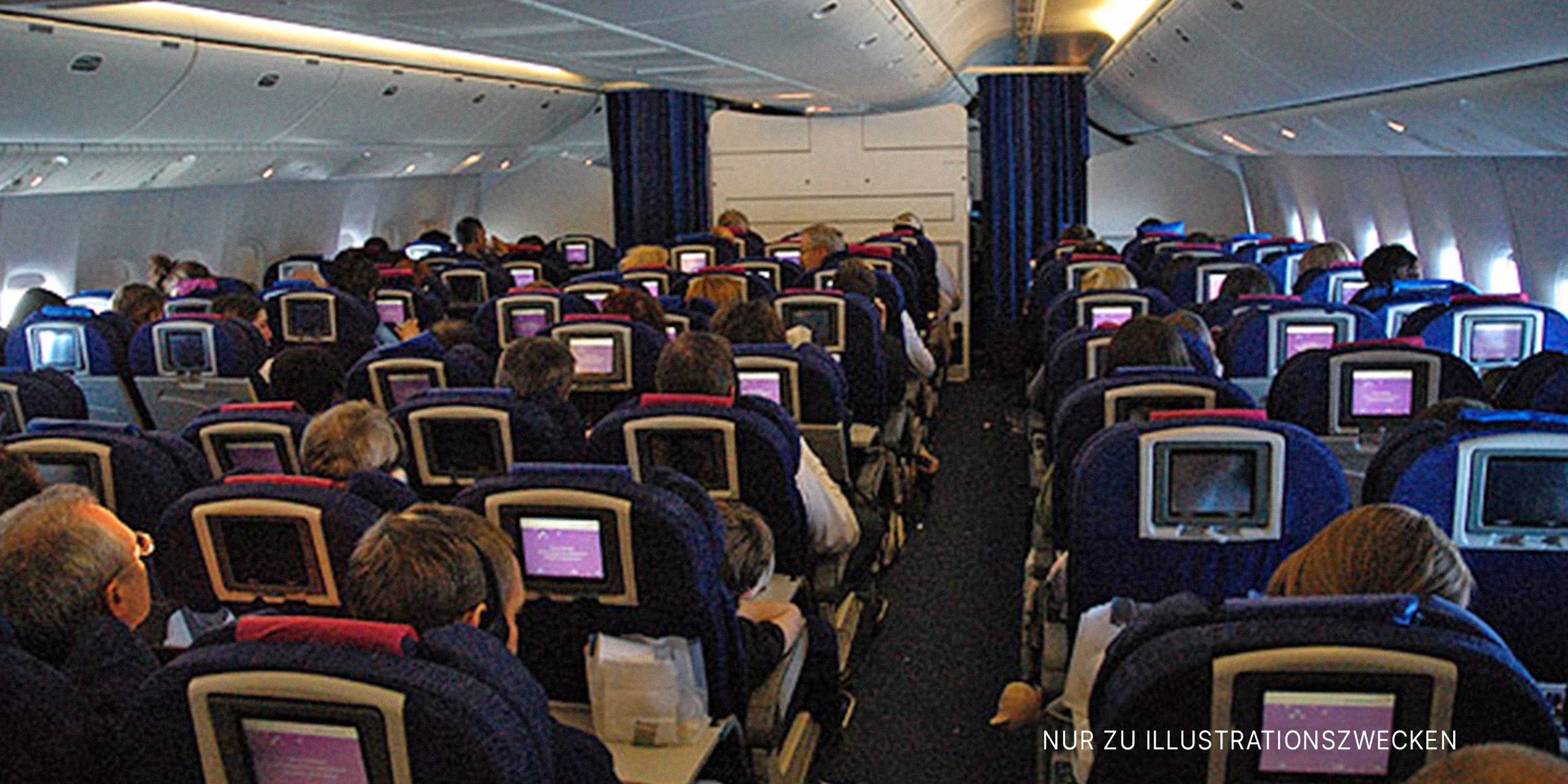Innenraum einer Flugzeugkabine | Quelle: Flickr / caribb (CC BY-SA 2.0)