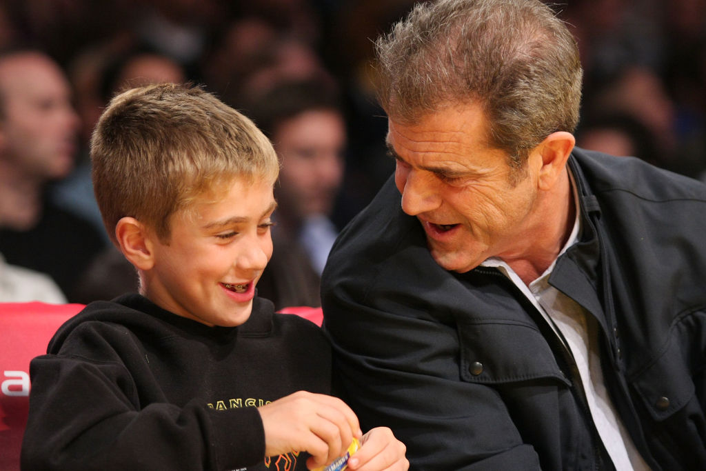 Mel Gibson and his son Thomas at a Lakers vs Bulls game on November 18, 2017 at the Staples Center in Los Angeles│Source: Getty Images